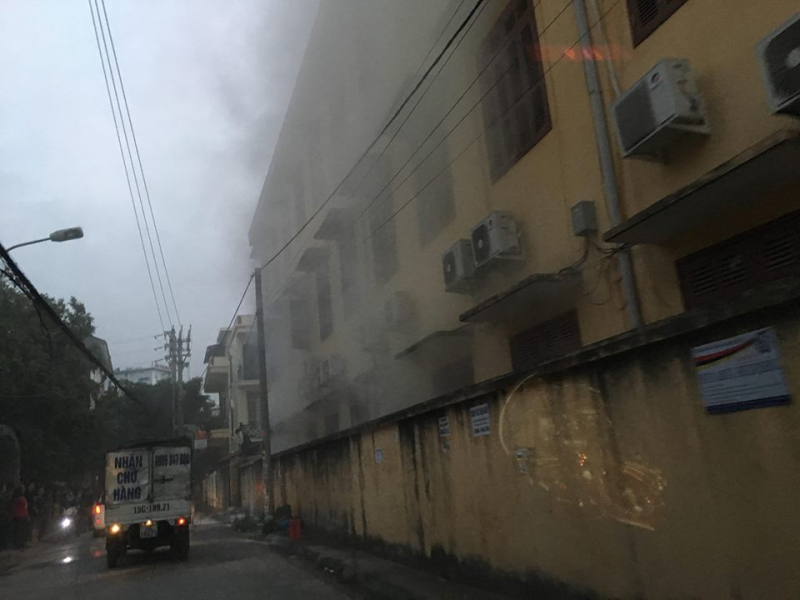 Hải Ph&ograve;ng: Ch&aacute;y trường tiểu học do đốt r&aacute;c ngo&agrave;i khu&ocirc;n vi&ecirc;n