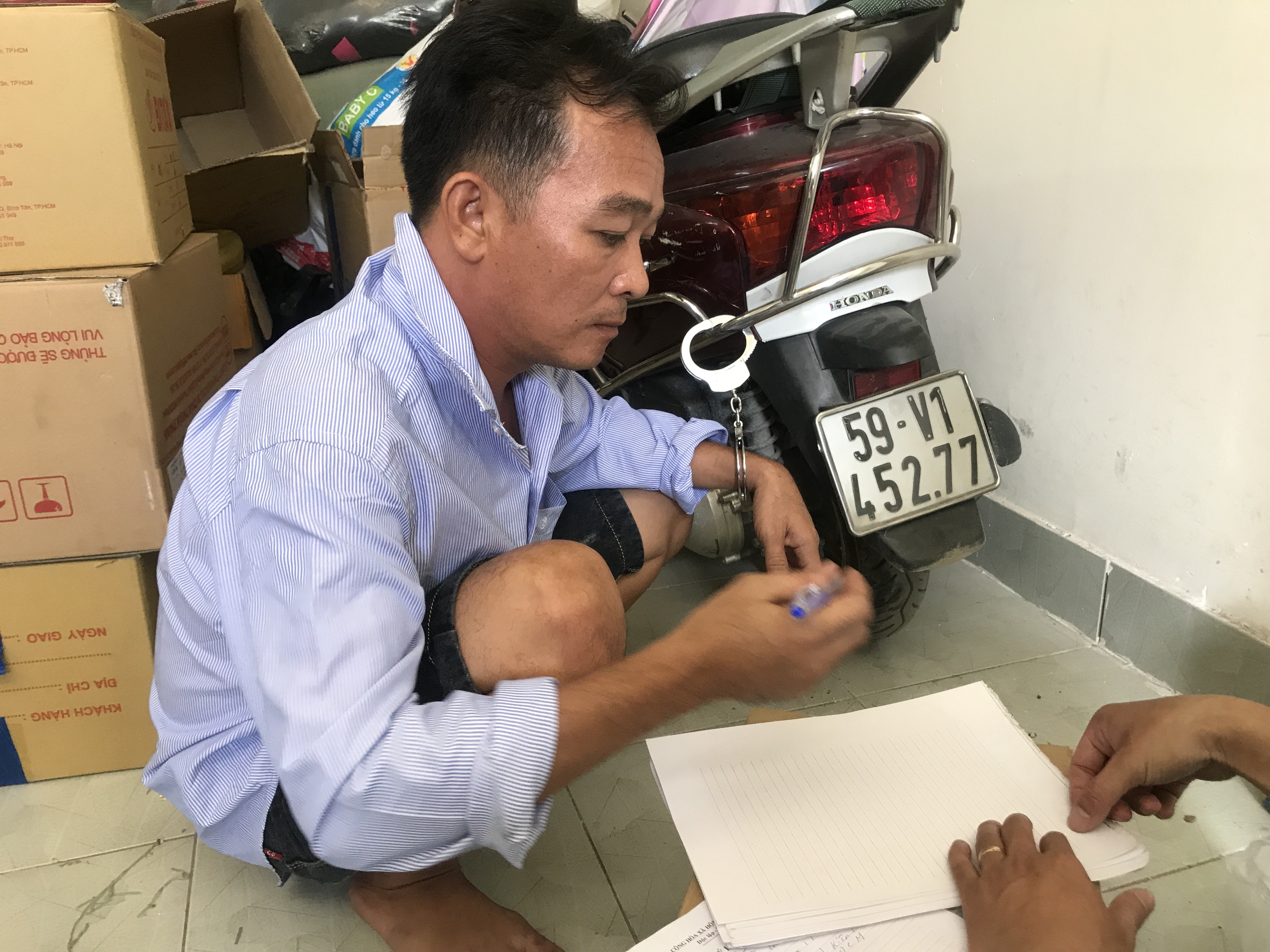 TP HCM: Bắt giữ cơ sở t&agrave;ng trữ 16.000 g&oacute;i thuốc l&aacute; điếu nhập lậu