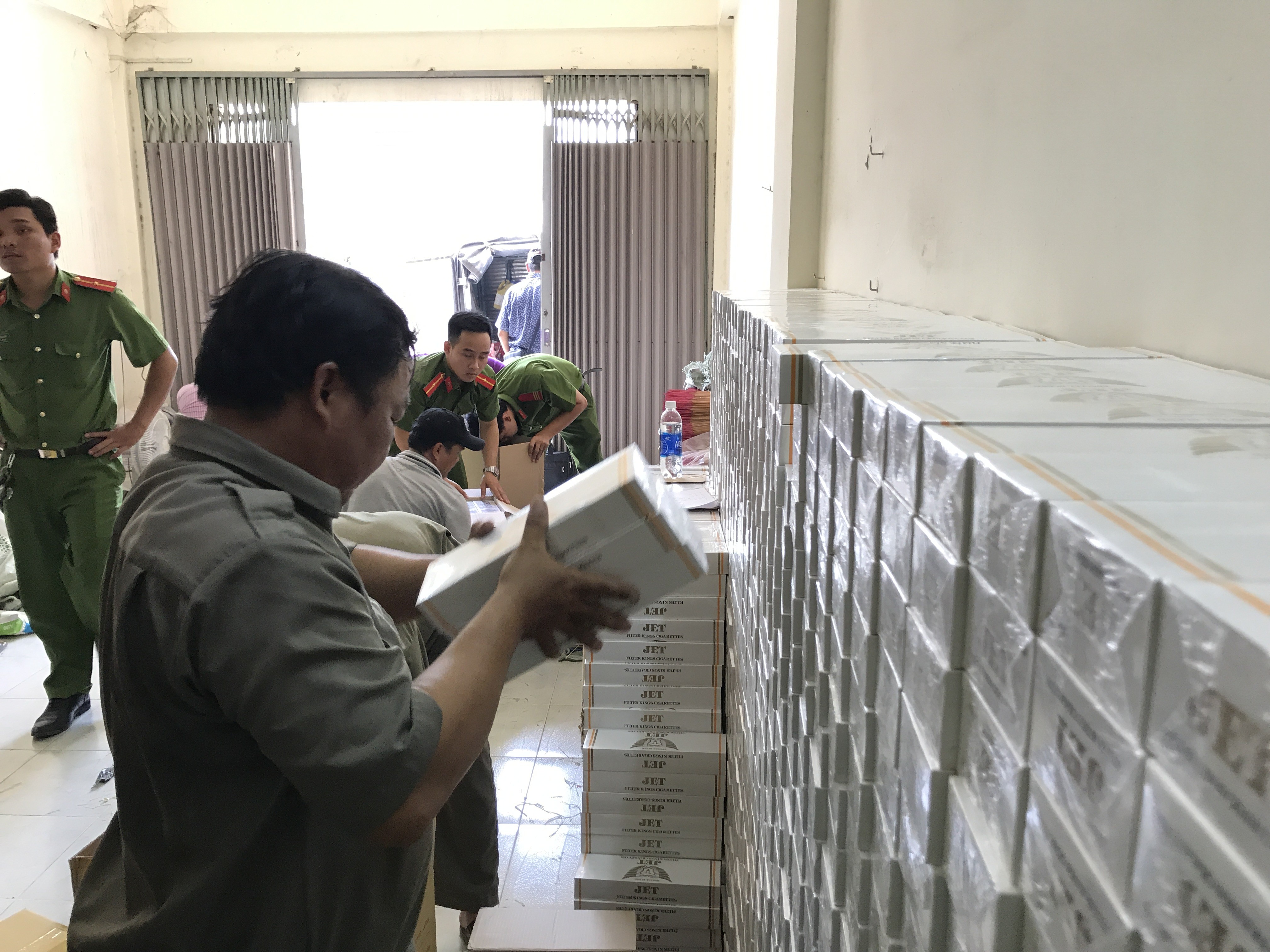 TP HCM: Bắt giữ cơ sở t&agrave;ng trữ 16.000 g&oacute;i thuốc l&aacute; điếu nhập lậu