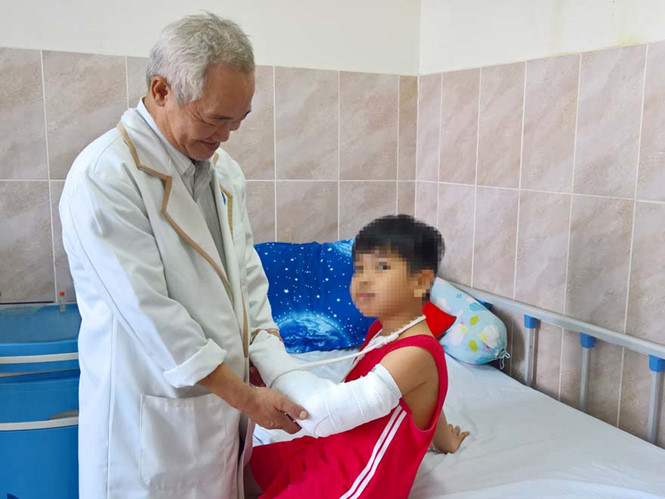 TP HCM: Một cậu b&eacute; bị biến chứng nặng do đi thầy lang b&oacute; thuốc g&atilde;y tay