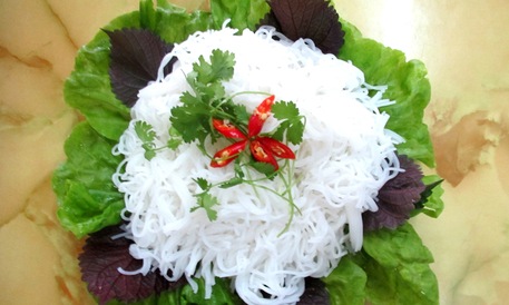 Hai chất độc đ&aacute;ng sợ c&oacute; trong &lsquo;b&uacute;n&rsquo; m&oacute;n ăn kho&aacute;i khẩu của người Việt