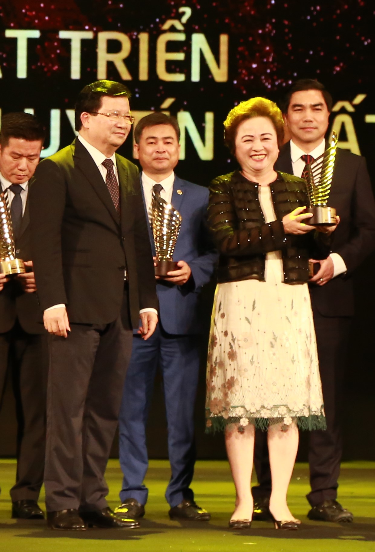 Madame Nguyễn Thị Nga, Chủ tịch Tập đo&agrave;n BRG đ&oacute;n nhận danh hiệu Nh&agrave; ph&aacute;t triển Bất động sản Uy t&iacute;n nhất