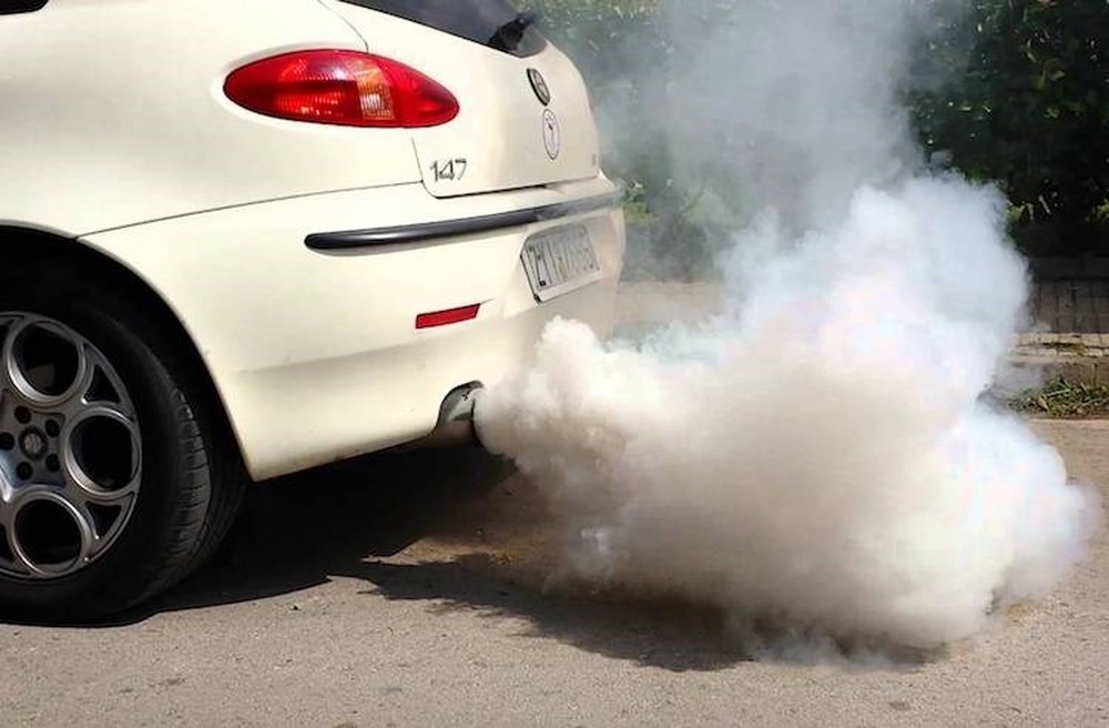 Khi thấy những m&agrave;u kh&oacute;i n&agrave;y từ ống xả &ocirc; t&ocirc;, bạn cần mang xe đi bảo dưỡng ngay