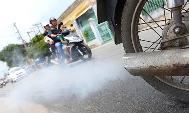 M&agrave;u kh&oacute;i ống xả kh&aacute;c nhau - cảnh b&aacute;o nguy cơ hỏng c&aacute;c bộ phận b&ecirc;n trong xe m&aacute;y