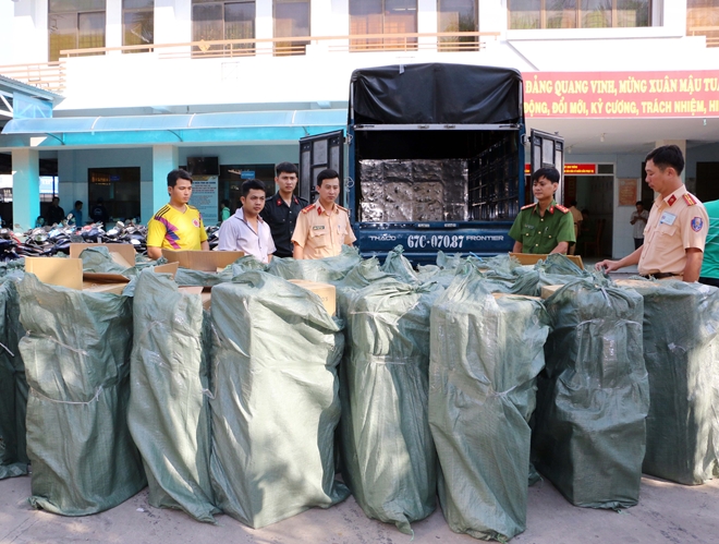 An Giang: Bắt giữ li&ecirc;n tiếp 2 vụ vận chuyển thuốc l&aacute; ngoại nhập lậu bằng xe &ocirc; t&ocirc;