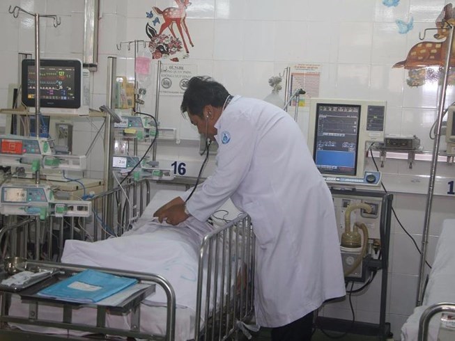 Hy hữu 2 b&eacute; ngộ độc thuốc do chơi tr&ograve; b&aacute;c sĩ &ndash; bệnh nh&acirc;n