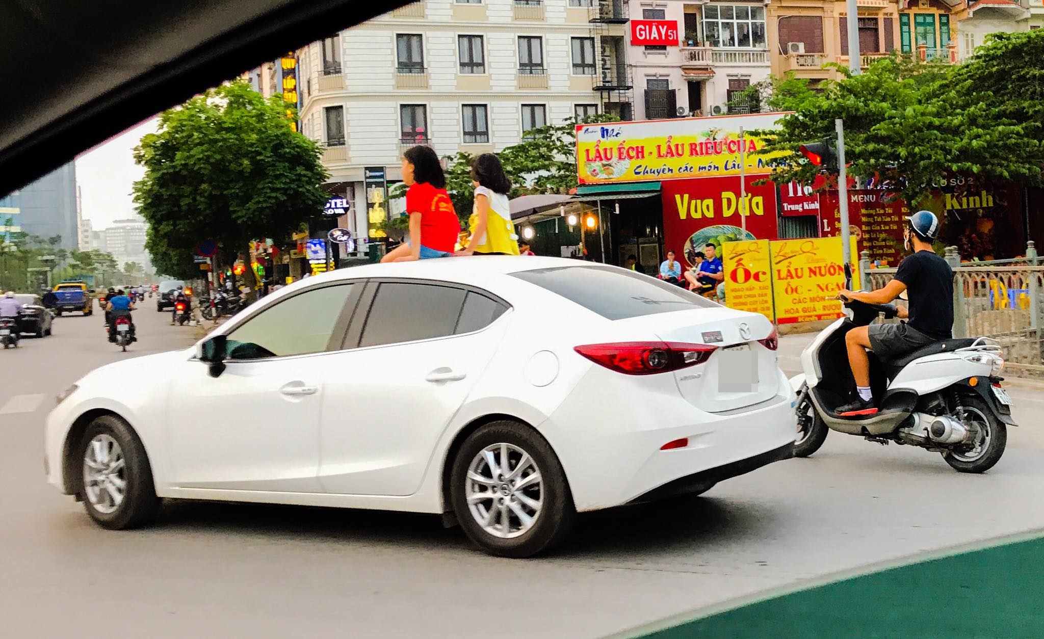 Cửa sổ trời &ocirc; t&ocirc; &ndash; Nguy hiểm tiềm t&agrave;ng đối với trẻ em