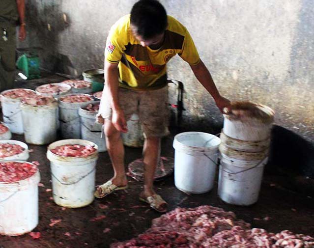 Ph&aacute;t hiện cơ sở nấu mỡ động vật bẩn kinh ho&agrave;ng tại Đồng Nai