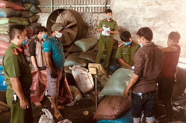Vụ c&agrave; ph&ecirc; trộn pin: Bắt tạm giam ch&iacute;nh thức 5 đối tượng để khởi tố vụ &aacute;n