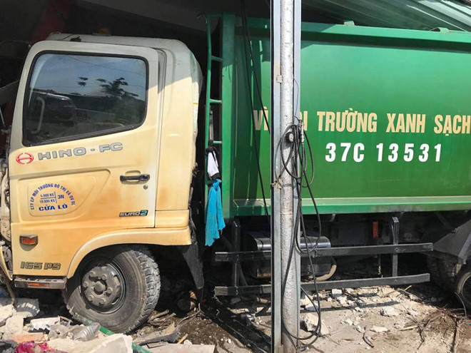 Nghệ An: &Ocirc; t&ocirc; chở r&aacute;c bất ngờ t&ocirc;ng v&agrave;o nh&agrave; d&acirc;n khiến 3 người bị thương nặng 