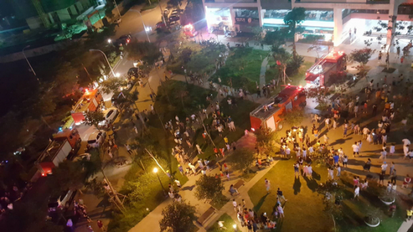Chung cư Hồng H&agrave; Eco City bất ngờ ch&aacute;y, h&agrave;ng trăm hộ d&acirc;n th&aacute;o chạy