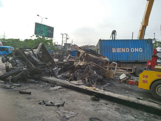 Hải Ph&ograve;ng: 2 xe container t&ocirc;ng nhau bốc ch&aacute;y ng&ugrave;n ngụn khiến 2 người thiệt mạng