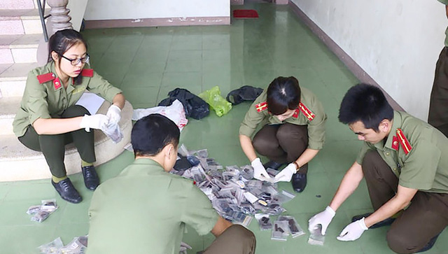 Triệt ph&aacute; đường d&acirc;y l&agrave;m văn bằng giả c&oacute; quy m&ocirc; cực lớn tr&ecirc;n địa b&agrave;n tỉnh Nghệ An