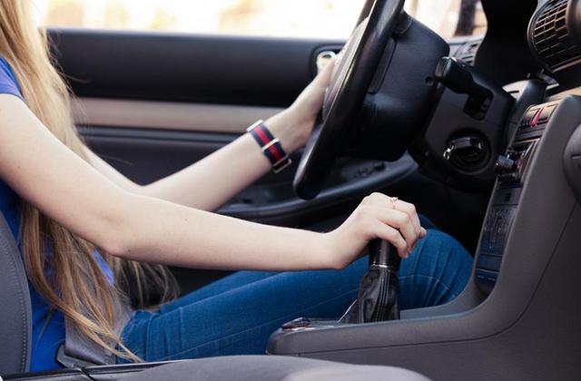 Chuyển số về P trước khi phanh tay - Th&oacute;i quen xấu cần sửa ngay khi l&aacute;i xe số tự động