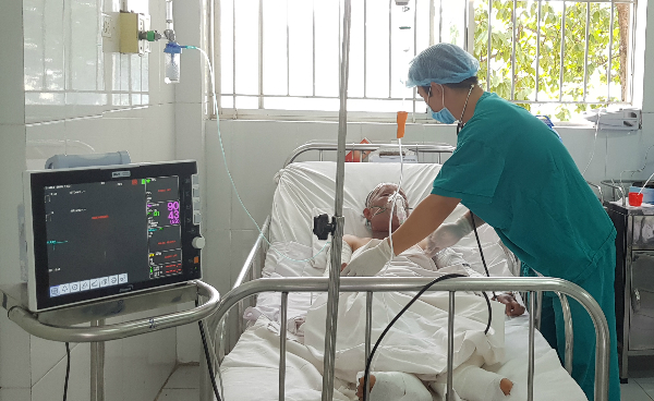 Nổ b&igrave;nh ga khi đang nấu ăn, thai phụ c&ugrave;ng con g&aacute;i bị bỏng nặng
