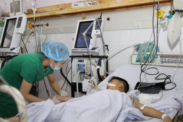 Nhảy xuống hồ bơi tắm - b&eacute; trai 9 tuổi bị đập đầu v&agrave;o th&agrave;nh hồ dẫn đến bất tỉnh, đuối nước