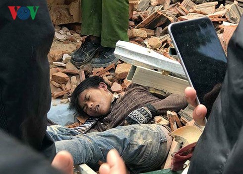 L&acirc;m Đồng: Đang th&aacute;o dỡ căn nh&agrave;, bất ngờ bức tường đổ sập khiến 3 c&ocirc;ng nh&acirc;n bị thương