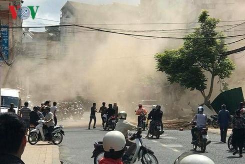 L&acirc;m Đồng: Đang th&aacute;o dỡ căn nh&agrave;, bất ngờ bức tường đổ sập khiến 3 c&ocirc;ng nh&acirc;n bị thương