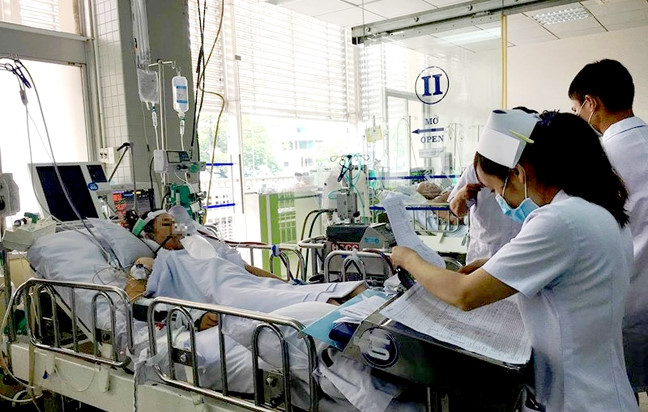 Ăn c&aacute; ngừ trong bữa trưa, một c&ocirc;ng nh&acirc;n bị sốc phản vệ nguy kịch