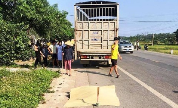 Vụ xe tải đ&acirc;m chết thai phụ 9 th&aacute;ng: C&ocirc;ng an đ&atilde; tạm giữ h&igrave;nh sự t&agrave;i xế xe tải để điều tra