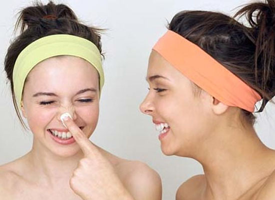 C&aacute;ch trị mụn đầu đen tr&ecirc;n mũi đơn giản tại nh&agrave; được rất nhiều bạn g&aacute;i quan t&acirc;m