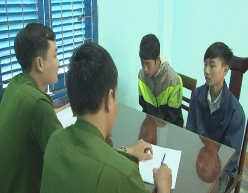 Sang v&agrave; Hải tại cơ quan c&ocirc;ng an