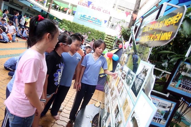 Học sinh Trường tiểu học trong giờ học ngoại kh&oacute;a m&ocirc;n lịch sử