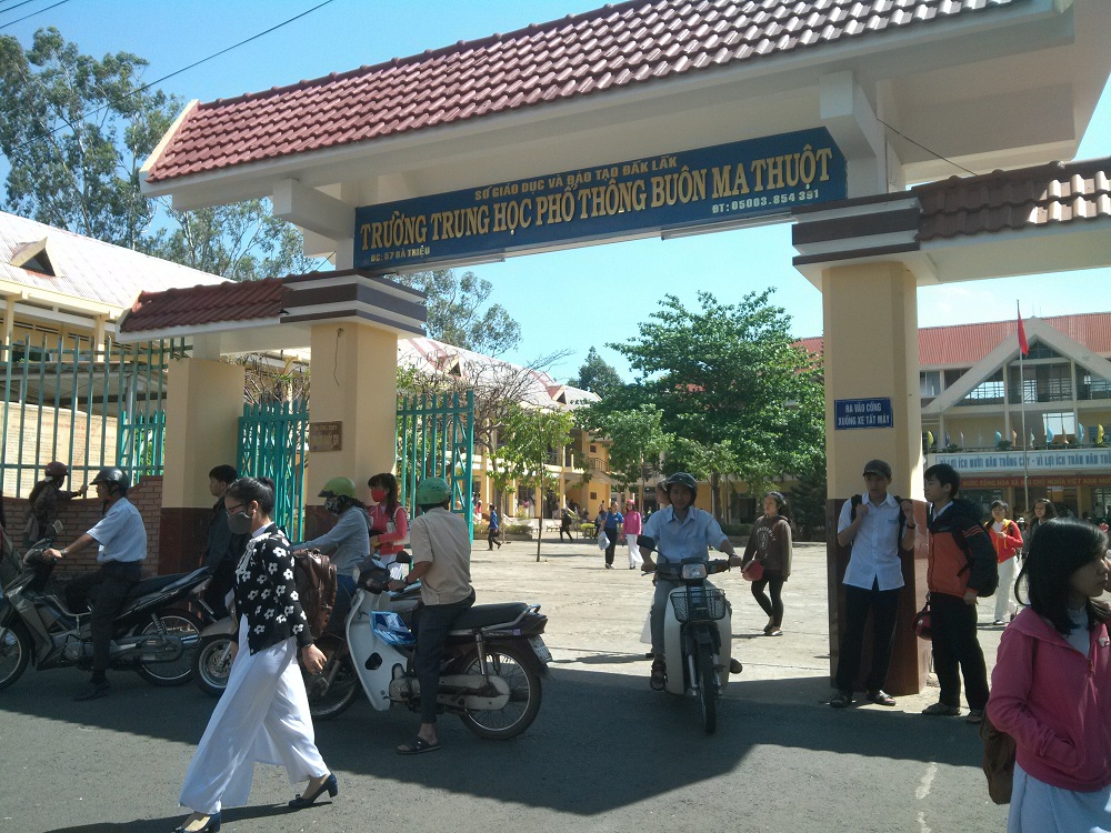 Vụ việc học sinh lớp 12 bị &aacute;p giải trong khu&ocirc;n vi&ecirc;n trường ngay trước thềm kỳ thi quốc gia 2015 khiến dư luận x&ocirc;n xao