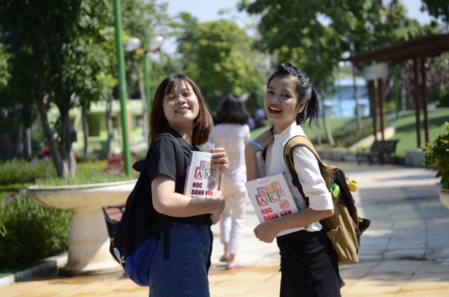 Cuốn s&aacute;ch Học đ&aacute;nh vần tiếng Anh tập hợp hơn 100 quy tắc đ&aacute;nh vần tiếng Anh được nghi&ecirc;n cứu v&agrave; bi&ecirc;n soạn tỉ mỉ