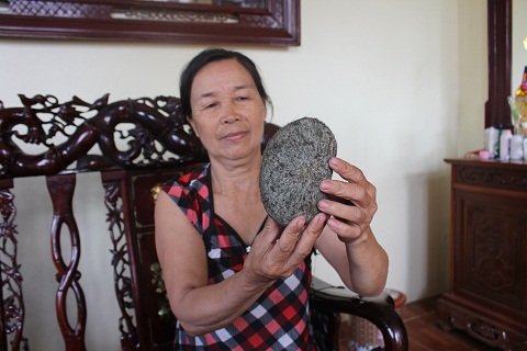 Hiện tại gia đ&igrave;nh b&agrave; Mai đ&atilde; bảo quản, cất giấu vật thể lạ nghi l&agrave; &lsquo;c&aacute;t lợn&rsquo; n&agrave;y chờ ng&agrave;y cơ quan chức năng đến l&agrave;m r&otilde;