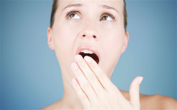 N&ecirc;n uống nhiều nước để trị h&ocirc;i miệng hiệu quả