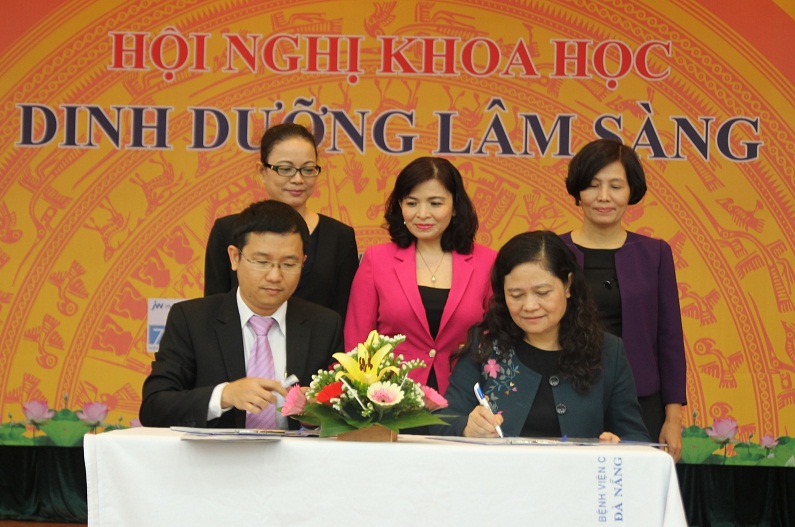 BS. Mai Thanh Việt, Gi&aacute;m Đốc Marketing ng&agrave;nh h&agrave;ng sữa bột, đại diện Vinamilk k&yacute; kết hợp t&aacute;c chiến lược với Viện Dinh Dưỡng Quốc Gia.