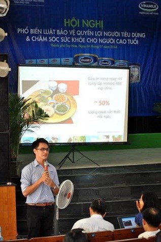 &Ocirc;ng Nguyễn Trường Song Pha, đại diện Ng&agrave;nh h&agrave;ng sữa nước đ&atilde; giới thiệu đến người cao tuổi th&ocirc;ng tin về sản phẩm Sữa tiệt tr&ugrave;ng Flex  kh&ocirc;ng Lactoza.