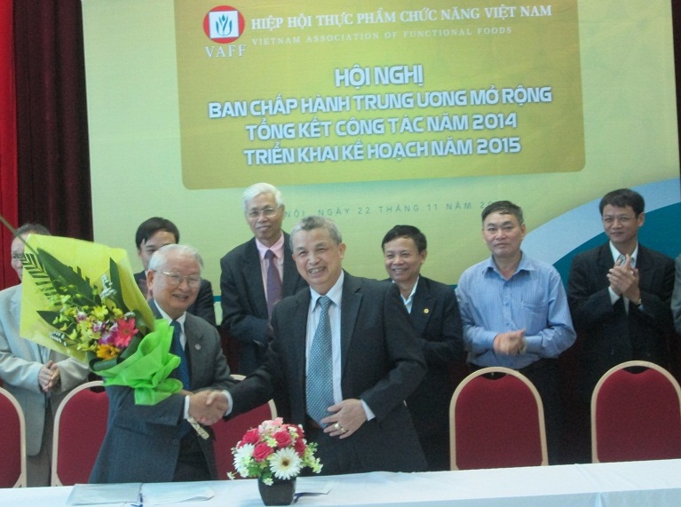 GS. TS Nguyễn Kh&aacute;nh Trạch k&yacute; kết hợp t&aacute;c với PGS. TS Trần Đ&aacute;ng