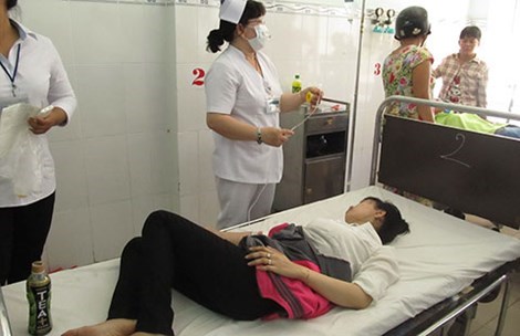 H&agrave;ng trăm c&ocirc;ng nh&acirc;n đ&atilde; bị ngộ độc do ăn phải m&oacute;n thịt g&agrave; nhiễm khuẩn