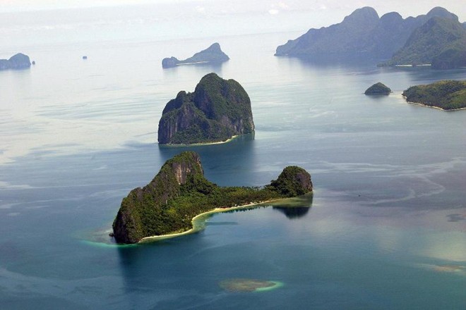 Đảo Dilumacad ở El Nido, Palawan thu hút sự chú ý của du khách bởi hình dáng như một máy bay trực thăng không có cánh quạt. Đến gần đảo, khách du lịch sẽ được chiêm ngưỡng những vách đá cao và rừng nhiệt đới rậm rạp. Phía 'đuôi trực thăng' là những bãi biển cát trắng mịn màng