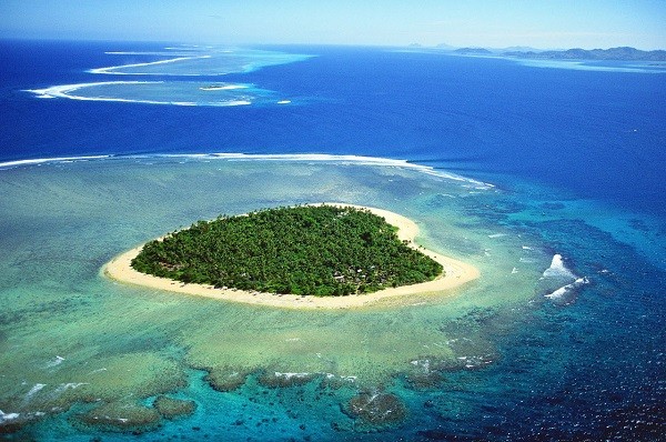 Tavarua là một trong những hòn đảo đẹp nhất có hình trái tim, gần Viti Levu, đảo chính của Fiji. Nơi đây được bao quanh bởi rạn san hô và có nhiều hoạt động thú vị cho du khách như lướt sóng, câu cá thể thao, lặn biển và chèo thuyền kayak. Do hòn đảo là một khu resort nên bạn sẽ không cần phải lo lắng về việc ăn uống và thư giãn. Tại đây có đầy đủ các nhà hàng và cơ sở vật chất để phục vụ mọi nhu cầu của khách