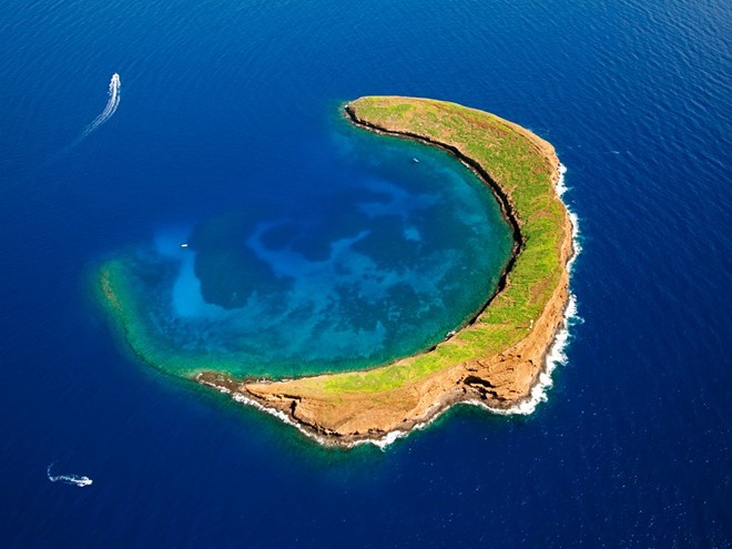 Đảo hình bán nguyệt, Hawaii, Mỹ. Molokini là ngọn núi lửa hình lưỡi liềm do một phần chìm dưới dòng kênh Alalaleiki, nằm giữa đảo Maui và Kaho'olawe. Ngoài là nơi trú ngụ cho tàu thuyền tránh bão, đảo còn có những rạn san hô tuyệt đẹp cùng nhiều loài động 13Win19 thể thao, đá gà, bắn cá, game bài, nổ hũ quý hiếm