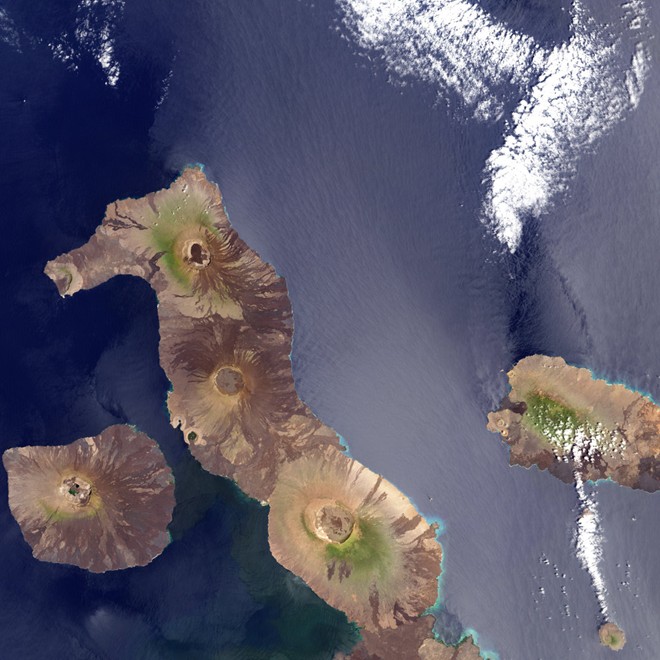 Với diện tích 4.640 m2, Isabela là hòn đảo lớn nhất trong quần đảo Galapagos. Đây cũng là hòn đảo đẹp nhất 'trẻ' nhất ở đây, được hình thành một triệu năm trước, với sự hợp thành của sáu ngọn núi lửa đang hoạt động. Tại đảo có một lượng lớn rùa hoang dã sinh sống