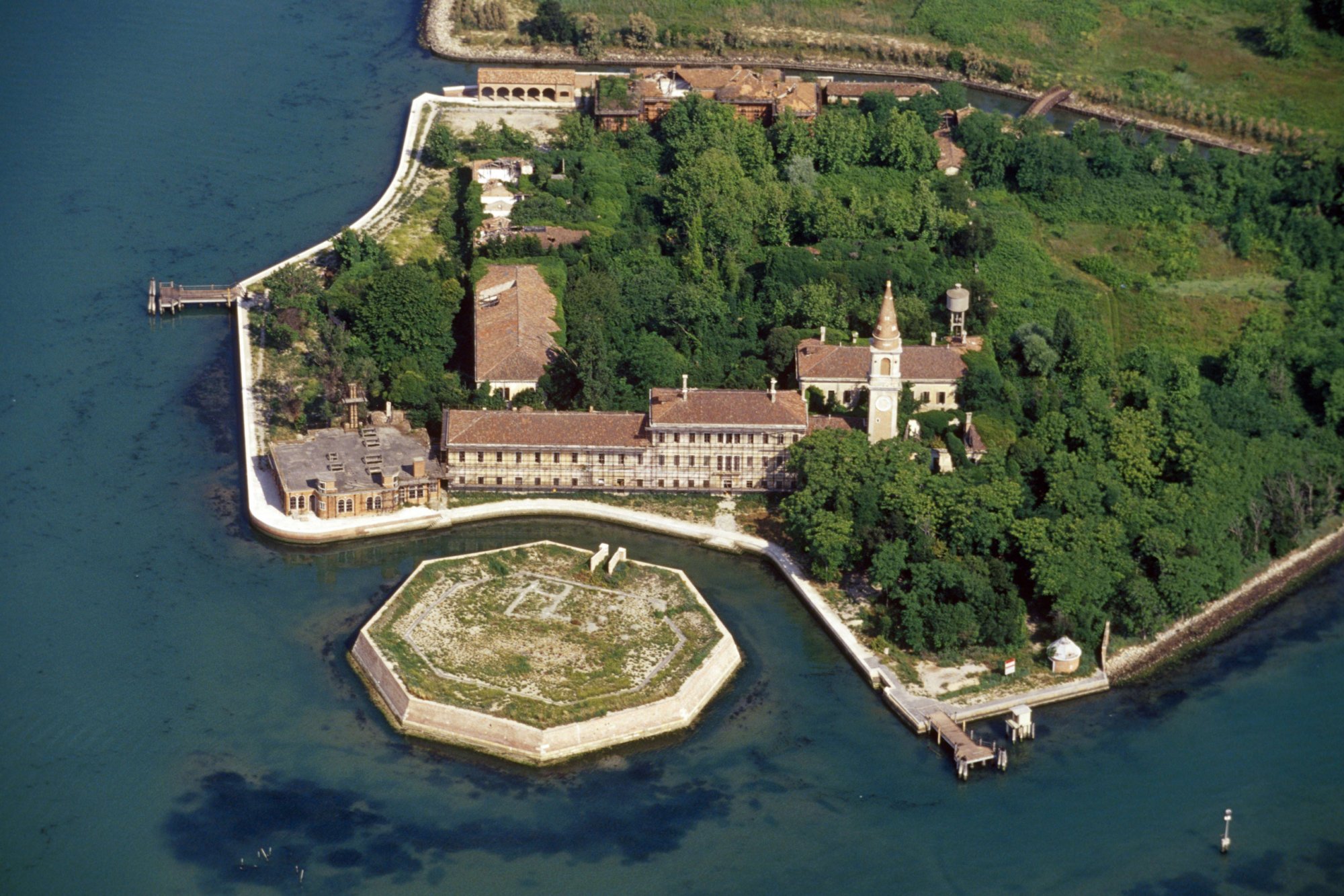 H&ograve;n đảo ma &aacute;m Poveglia hiện vẫn đang bị bỏ hoang 
