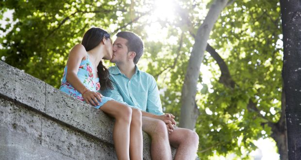 Lợi &iacute;ch của nụ h&ocirc;n l&agrave; gi&uacute;p giảm đau