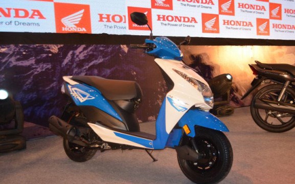 Mẫu xe tay ga Honda Dio 110 ph&acirc;n khối được thay tem mới, chỉnh sửa c&aacute;c chi tiết đồ họa hai b&ecirc;n th&acirc;n xe v&agrave; bố tr&iacute; lại logo