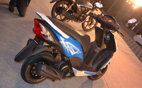 Mẫu xe m&aacute;y Honda Dio mới c&oacute; hai t&ocirc;ng m&agrave;u gồm xanh &aacute;nh kim, đỏ, xanh l&aacute; v&agrave; đen
