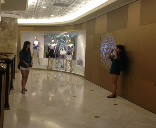 Kh&aacute;ch đến Tr&agrave;ng Tiền Plaza để chụp ảnh