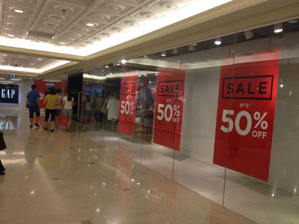 ...D&ugrave; c&aacute;c h&atilde;ng thời trang đều giảm gi&aacute; tới 50%