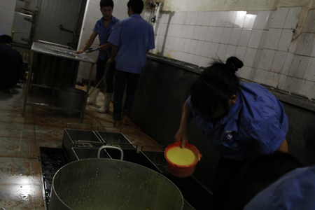Công nhân này cho biết chỉ cần phụ gia màu đậu xanh là làm thành kem đậu xanh.