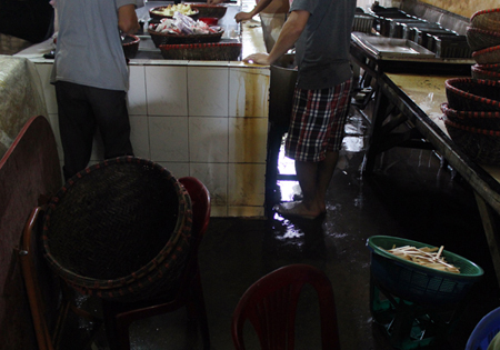 Nhà xưởng ẩm thấp, bẩn thỉu.