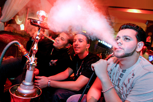 H&uacute;t thuốc l&aacute; bằng Hookah ng&agrave;y c&agrave;ng trở n&ecirc;n phổ biến