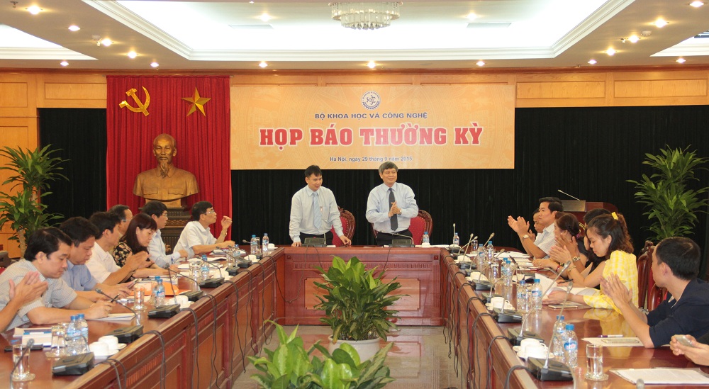 Thứ trưởng Bộ KH&CN Phạm C&ocirc;ng Tạc chủ tr&igrave; họp b&aacute;o qu&yacute; III/2015