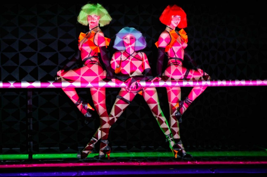 Le Crazy Horse l&agrave; hộp đ&ecirc;m nổi tiếng ở Ph&aacute;p với những m&agrave;n tr&igrave;nh diễn độc đ&aacute;o